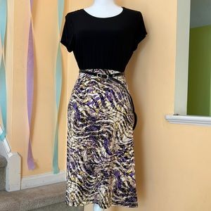 Beautiful elastic back fully lined slim skirt - accessories shown not included
